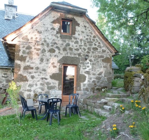 façade arrière, terrasse et jardin avec vue sur la vallée