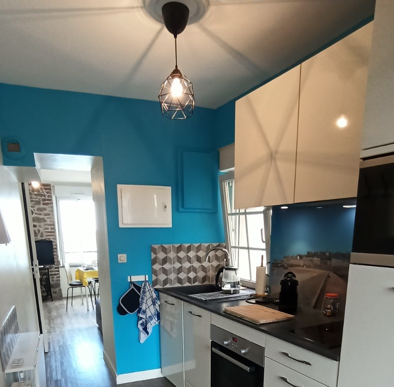 Cuisine toute équipée et fonctionnelle. Au fond, le séjour avec vue mer.