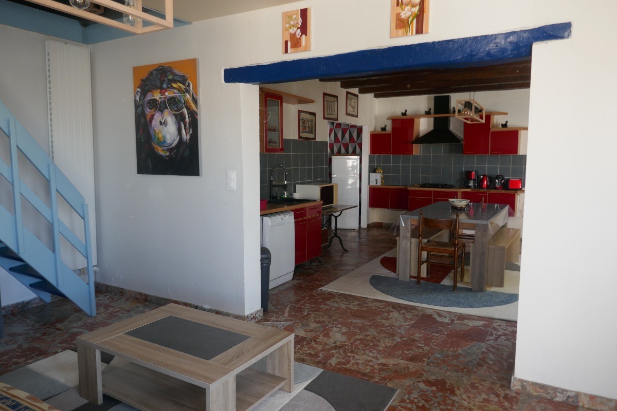 Entrée par le salon, ouvert sur la cuisine