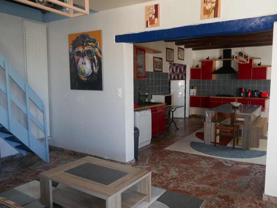 Entrée par le salon, ouvert sur la cuisine