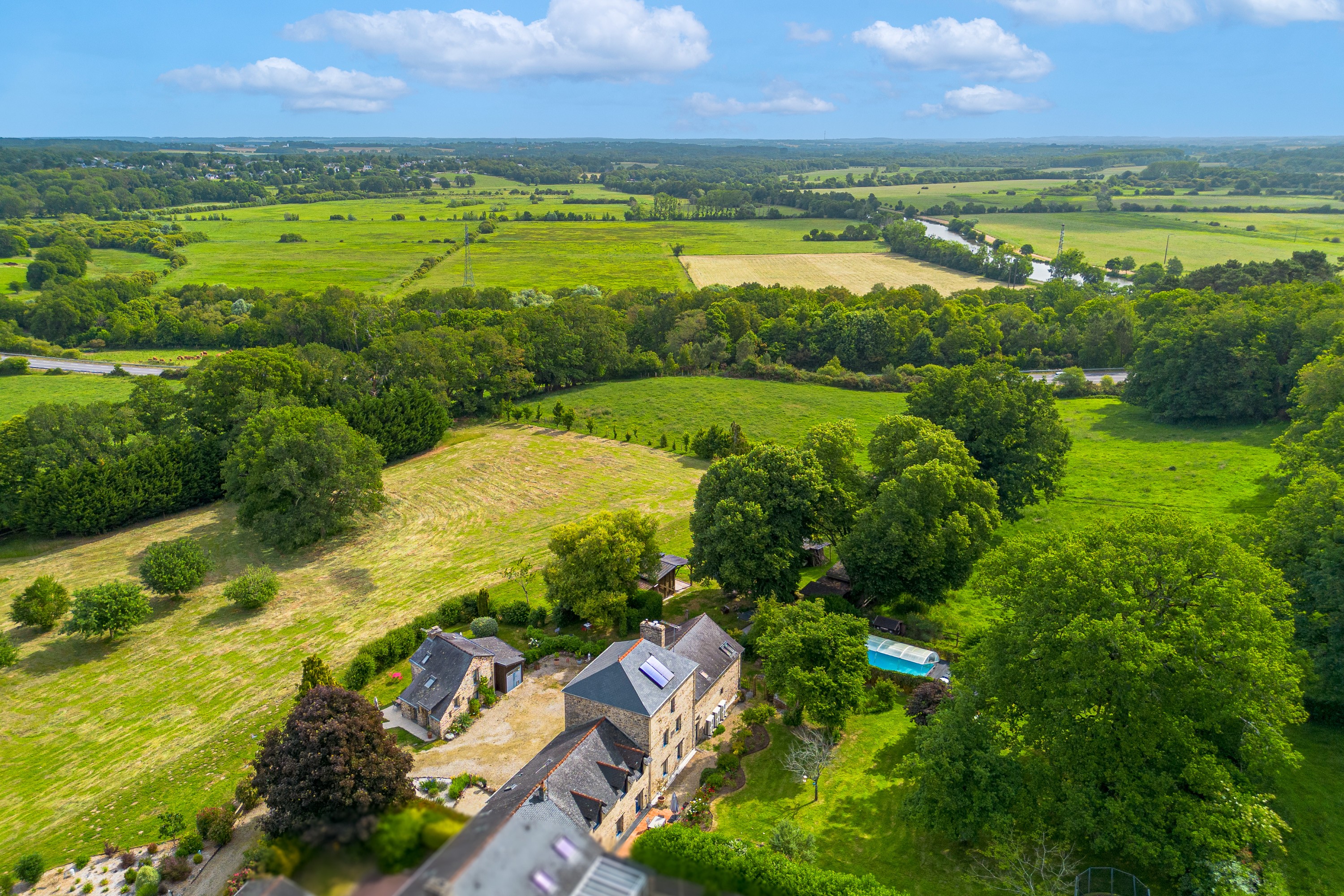 La propriété s'étend sur 1,5 hectares, avec des prairies, zones détente ou loisirs, balades, etc.