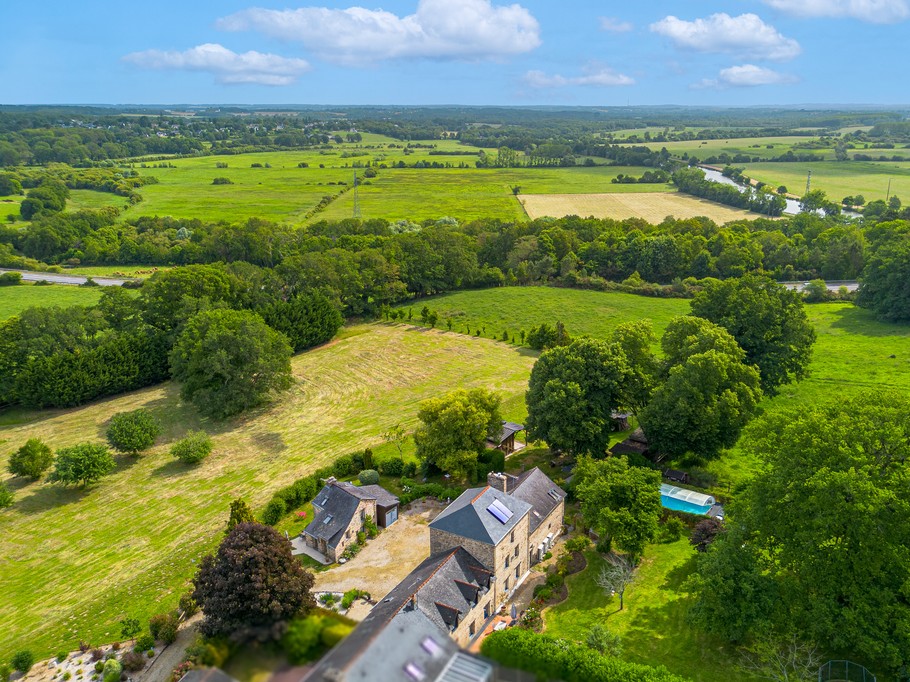 La propriété s'étend sur 1,5 hectares, avec des prairies, zones détente ou loisirs, balades, etc.