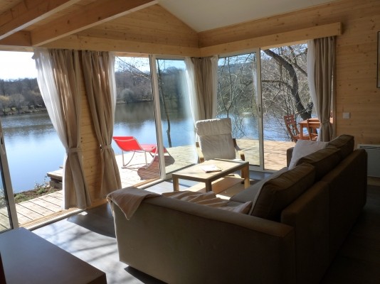 Le salon avec vue sur l'étang