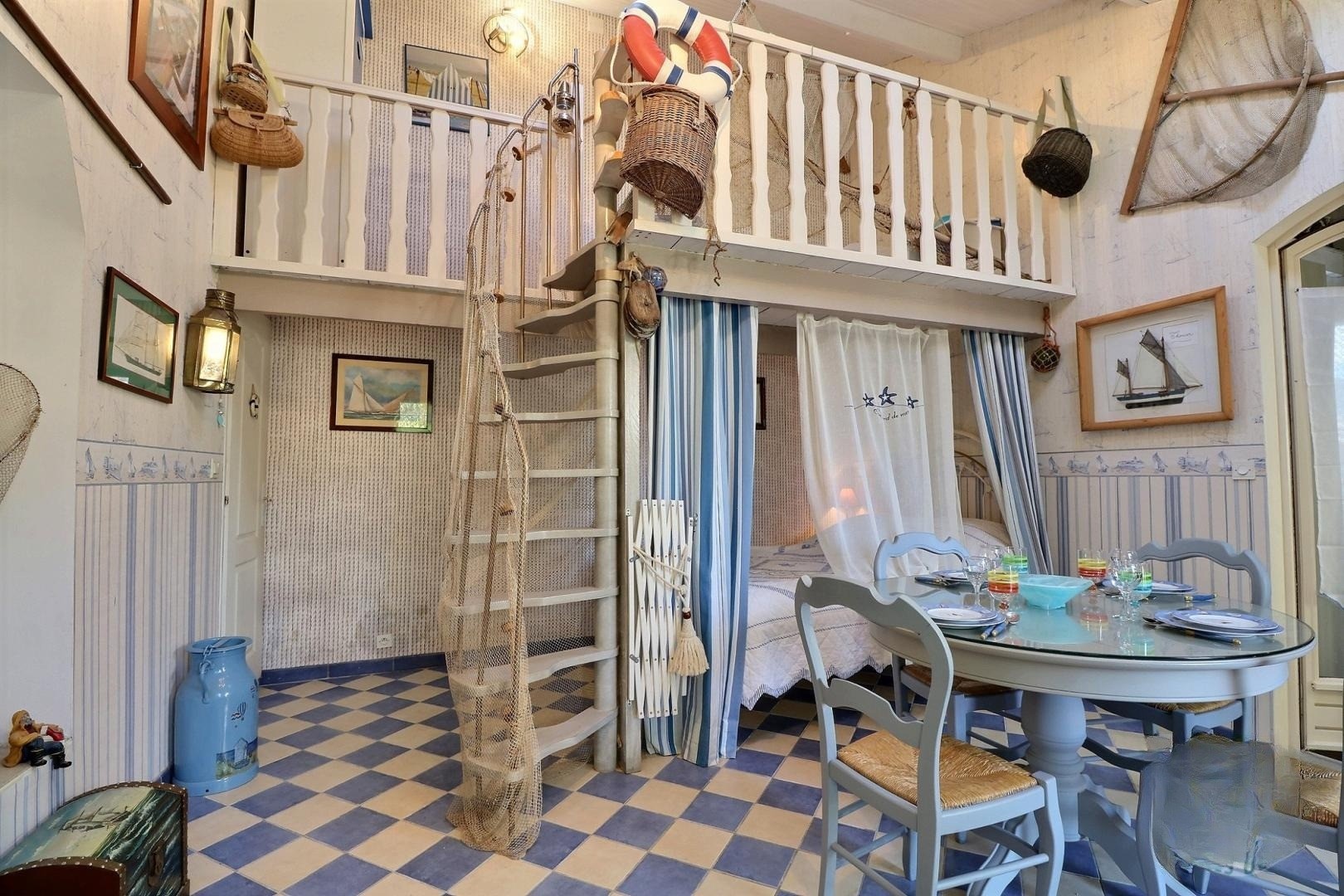 Chambre pour 3 personnes avec TV et table à manger. (1 lit 140 cm au RDC et 1 lit 90 cm à l'étage dans la mezzanine).