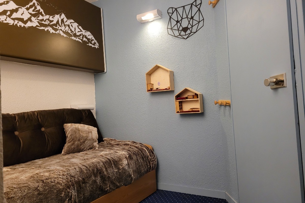 Téléphérique du Bonheur, le coin chambre - TV - bureau dans l'entrée avec canapé lit 80*190 et lit gigogne + lit superposé 80*190