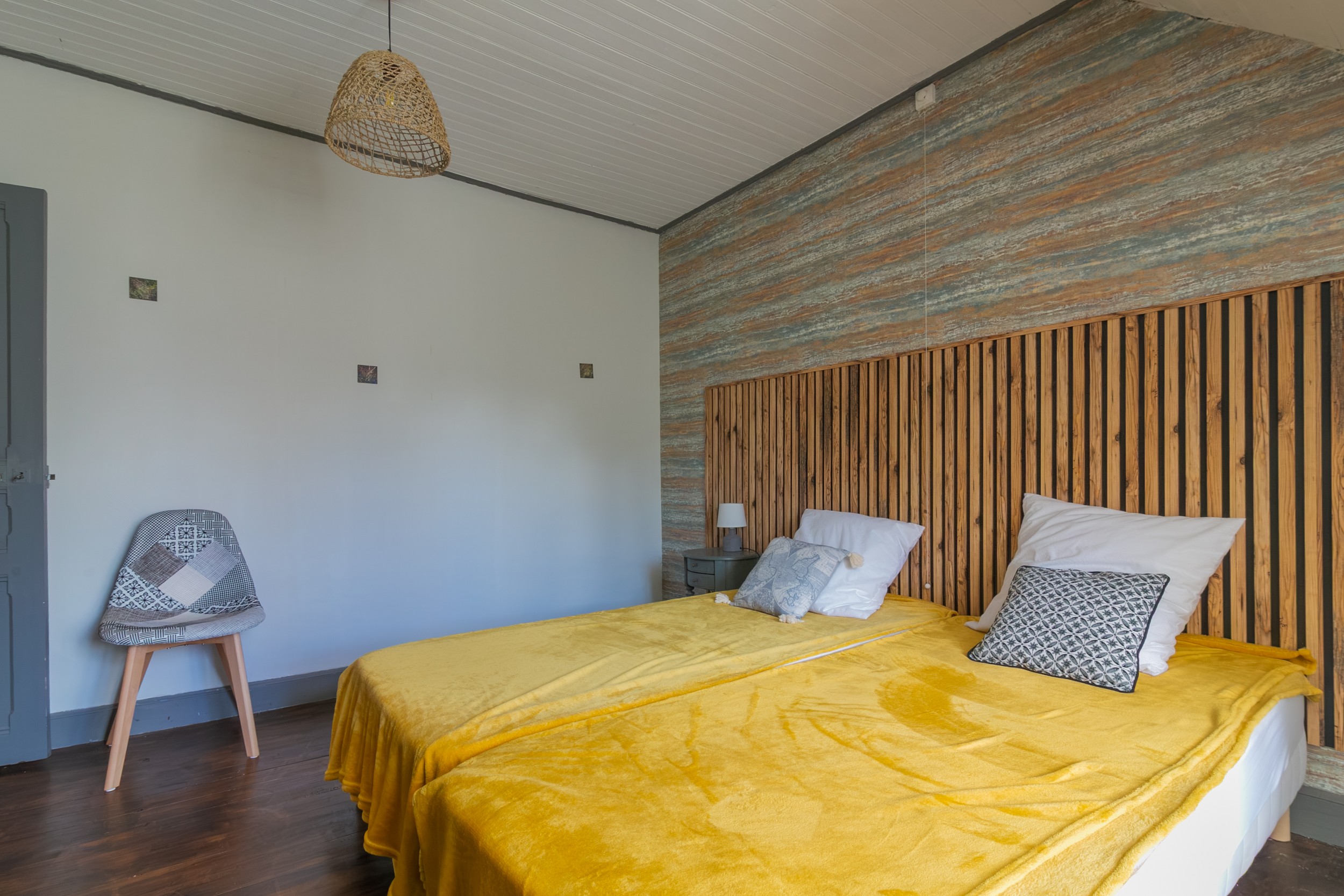 Room with single beds