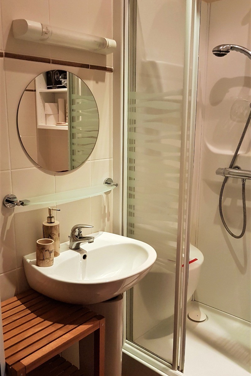 Salle d'eau au 2e étage avec douche et WC.