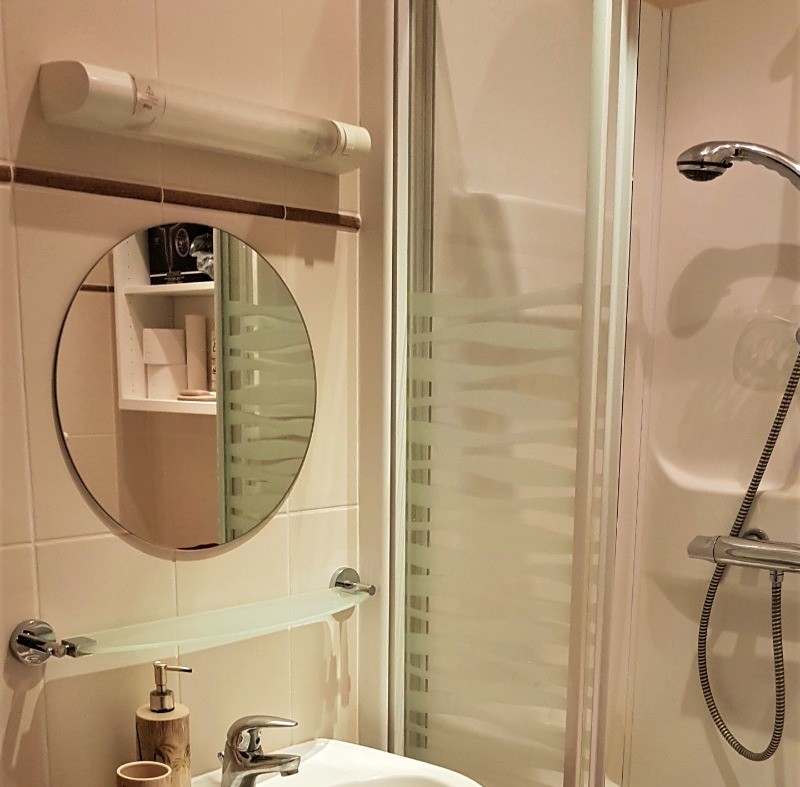 Salle d'eau au 2e étage avec douche et WC.