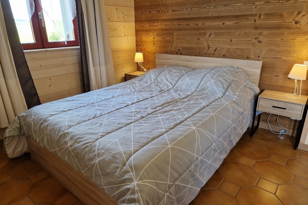 Chambre Lilas à l'étage avec lit 2 personnes et balcon - Gîte des 4 vents à Girmont - Val d'Ajol dans les Vosges