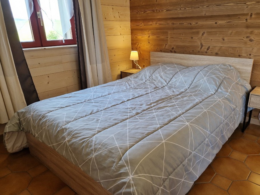 Chambre Lilas à l'étage avec lit 2 personnes et balcon - Gîte des 4 vents à Girmont - Val d'Ajol dans les Vosges