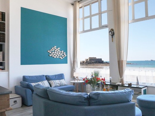 Coin salon vue sur la mer et le fort national