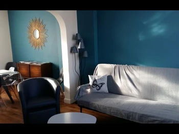 Miroir soleil dans la salle à manger avec un meuble vernis de 1950, gite situé près du Futuroscope (Vienne)