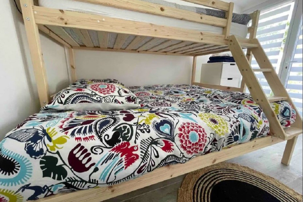 Chambre 2 avec un lit en 140 et un lit en 90 superposé
