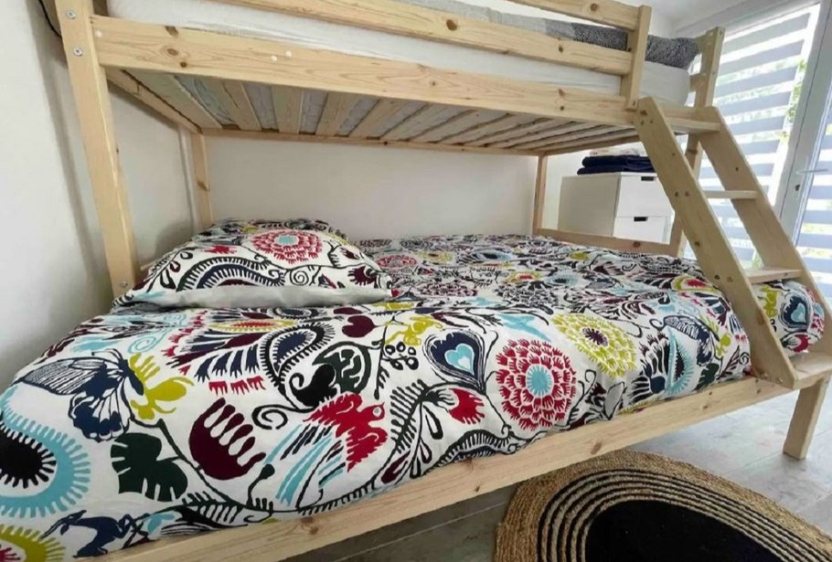 Chambre 2 avec un lit en 140 et un lit en 90 superposé