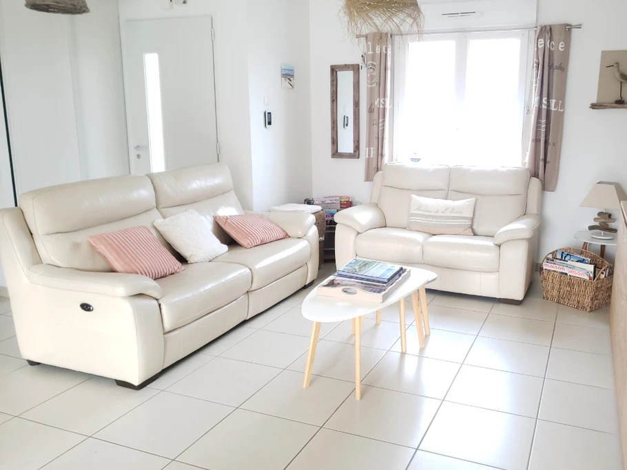 le salon spacieux avec relax en cuir