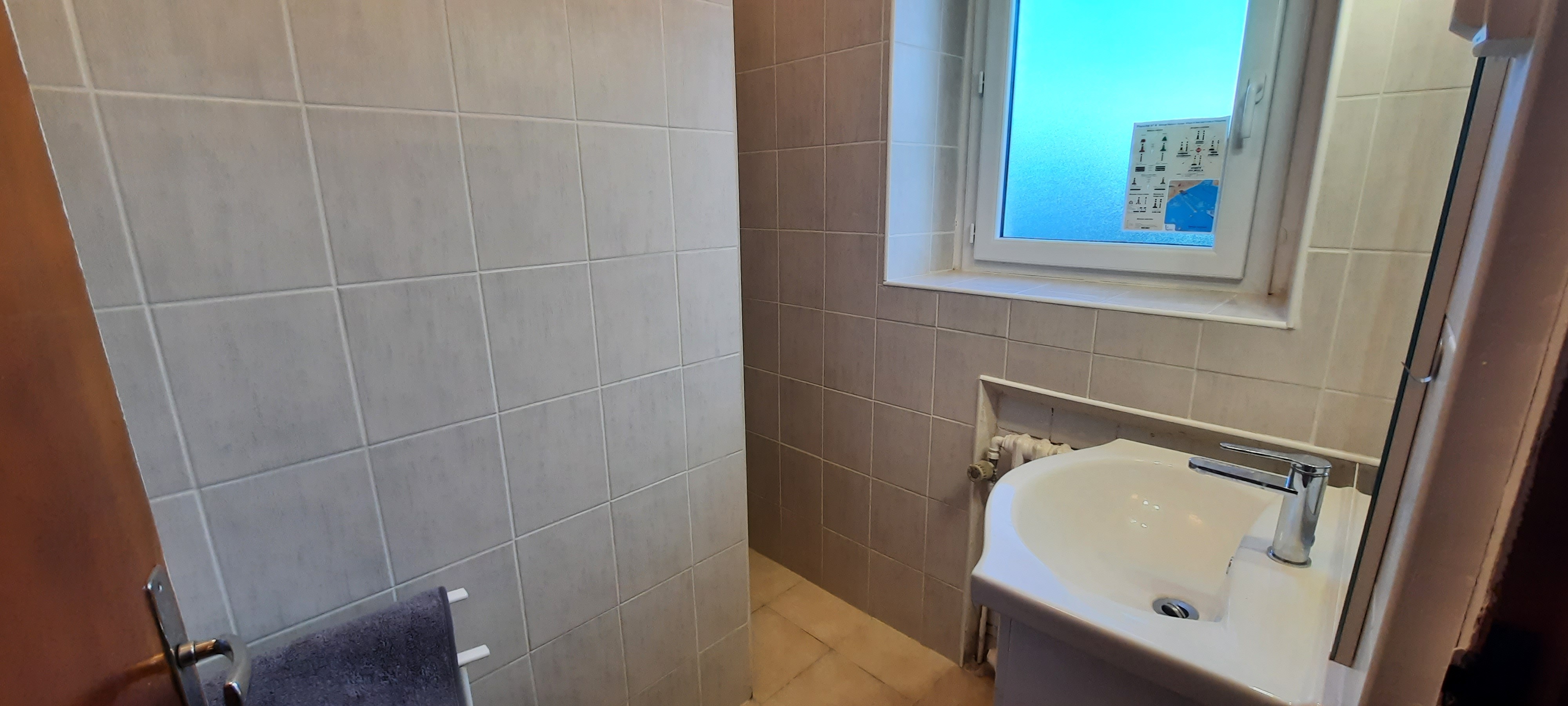 Salle d'eau au rdc avec douche à l'italienne