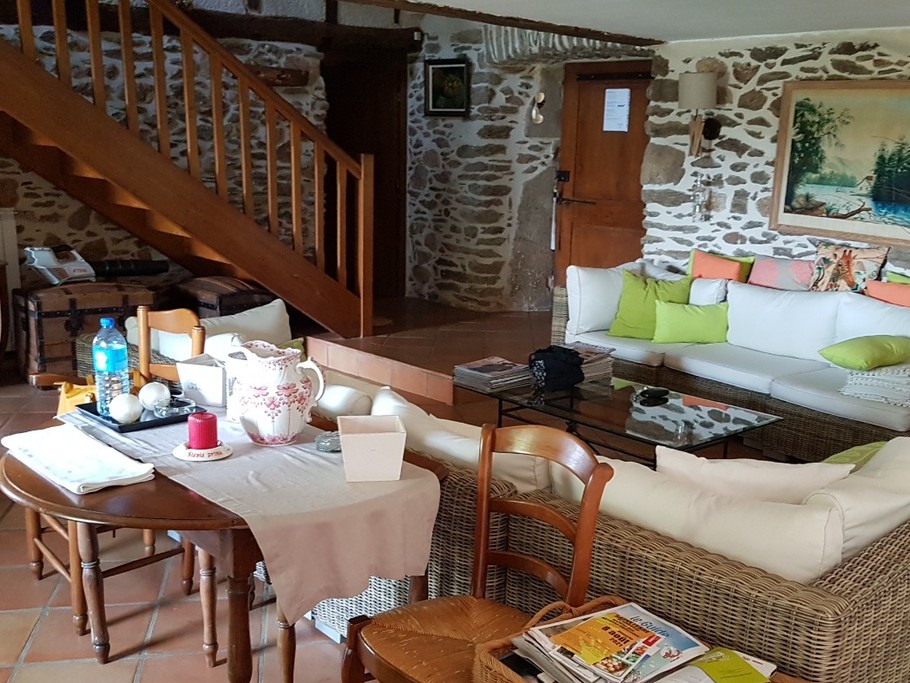 Vue sur la porte d'entée et escalier d'accès au 1er