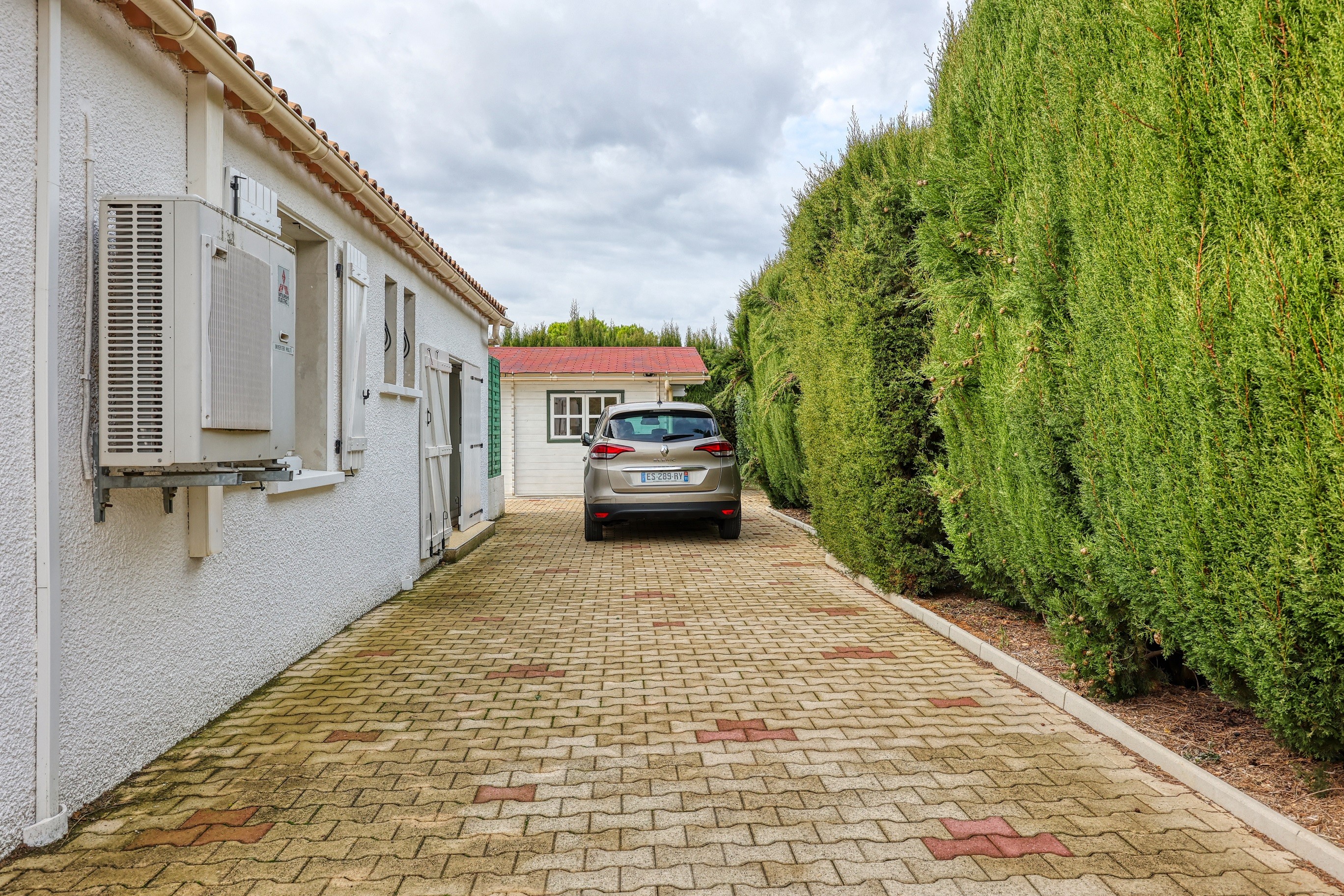 Parking privé sur place pour un séjour pratique dans un gîte avec piscine à Alignan-du-Vent