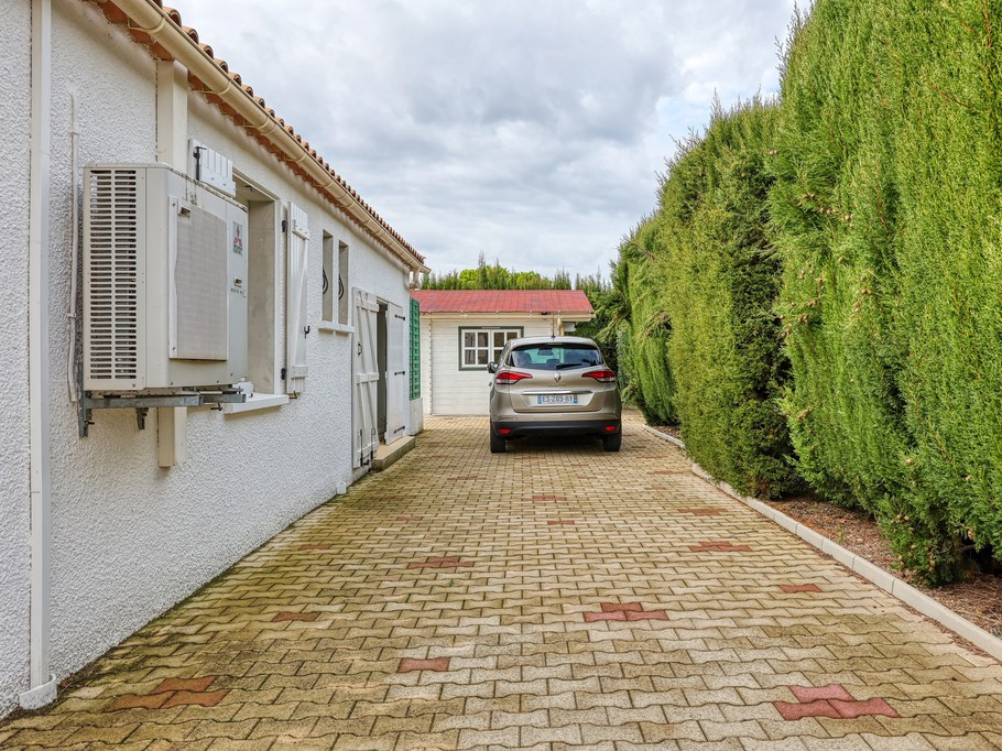 Parking privé sur place pour un séjour pratique dans un gîte avec piscine à Alignan-du-Vent