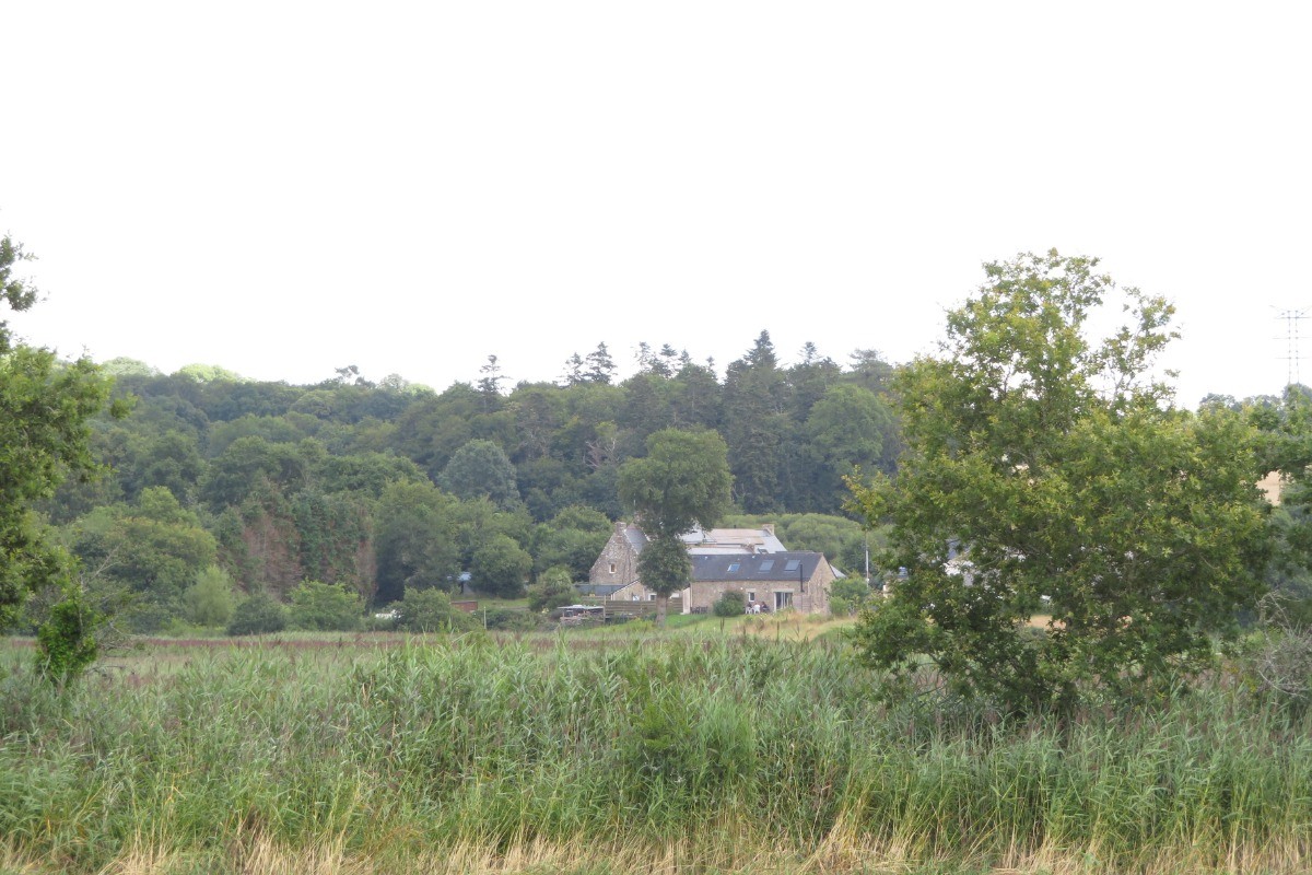 Vue sur le gîte depuis la rive sud de la rivière d'Auray