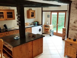 Très agréable cuisine ouverte avec coin séjour. Parfaitement équipée pour la préparation de repas, avec matériaux, vaisselle et équipements haut standing