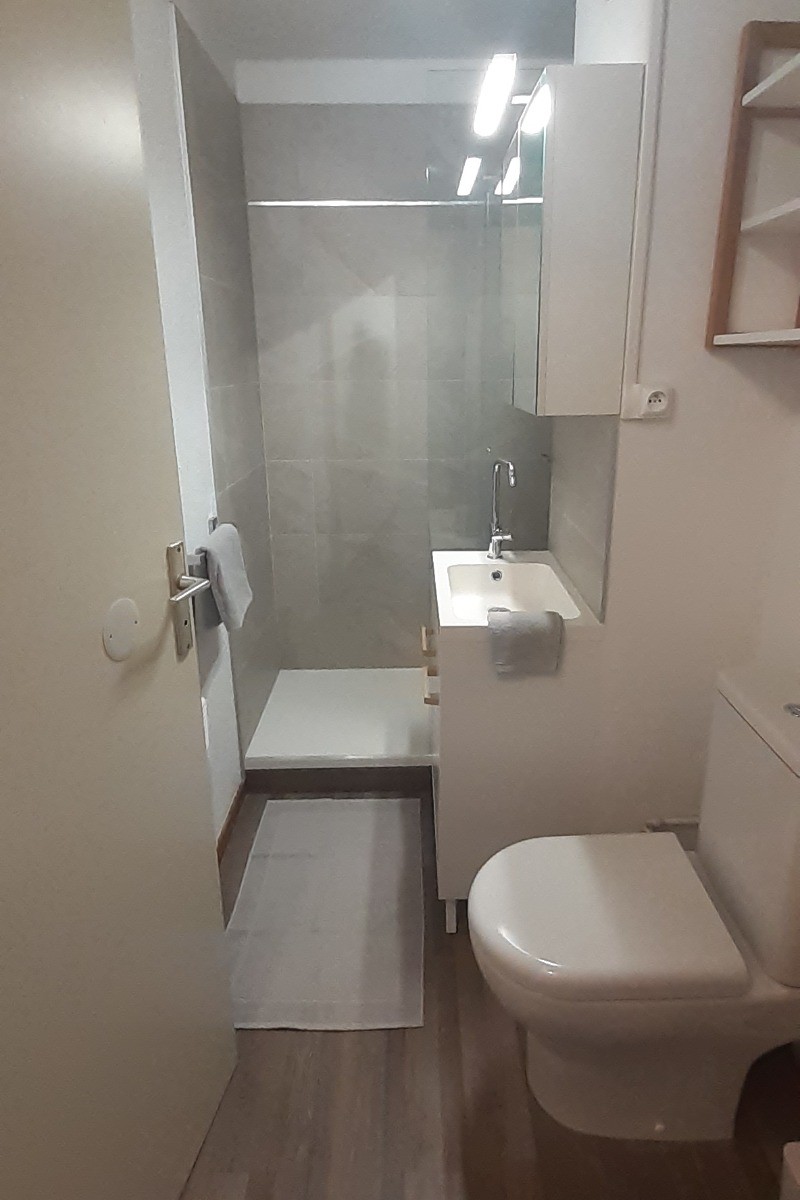 salle de bain avec douche à la montagne
