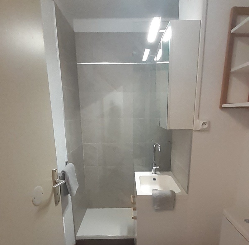 salle de bain avec douche à la montagne