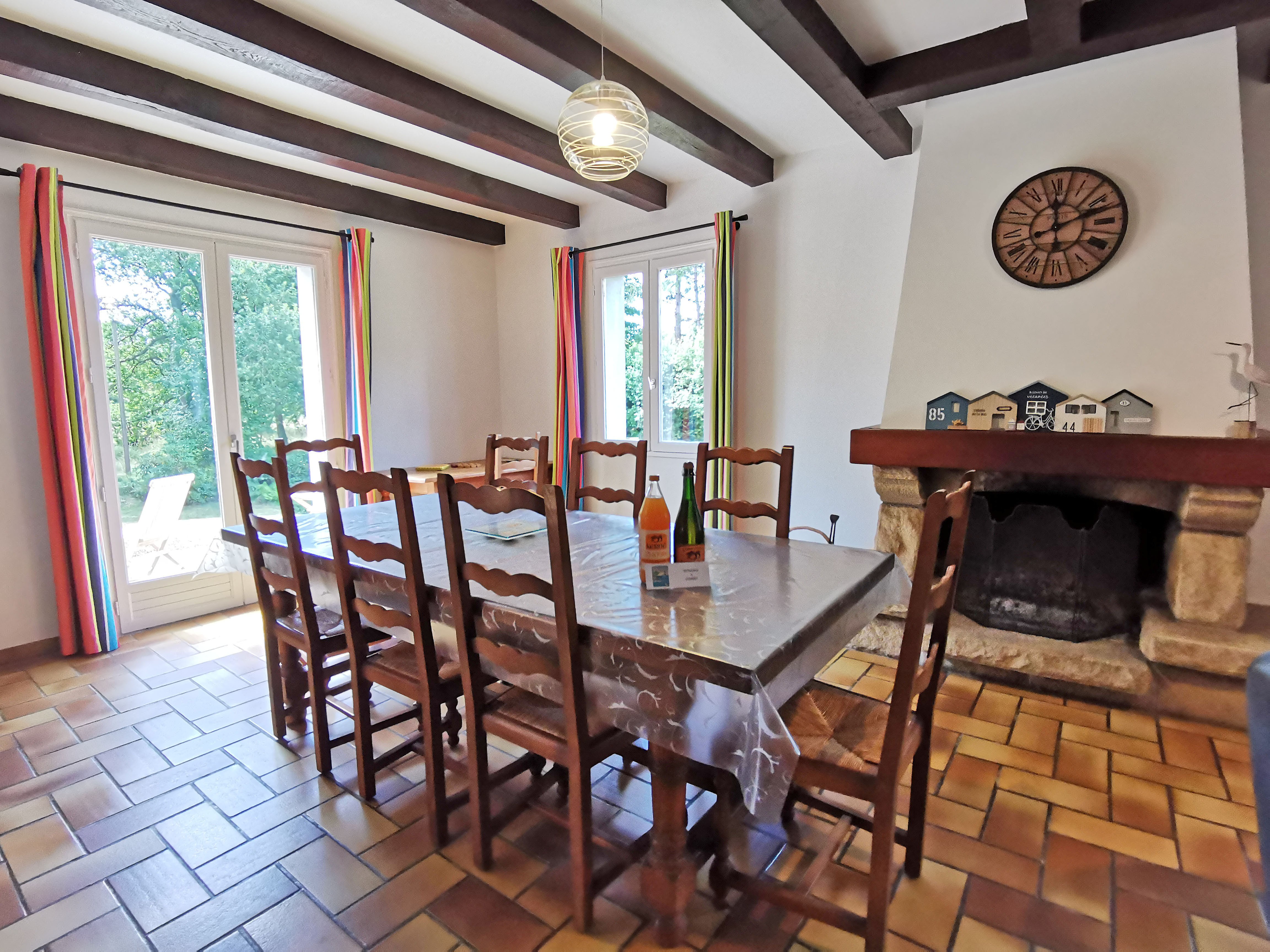 Espace repas pouvant être complété avec une seconde table et cheminée, accès direct sur la terrasse
