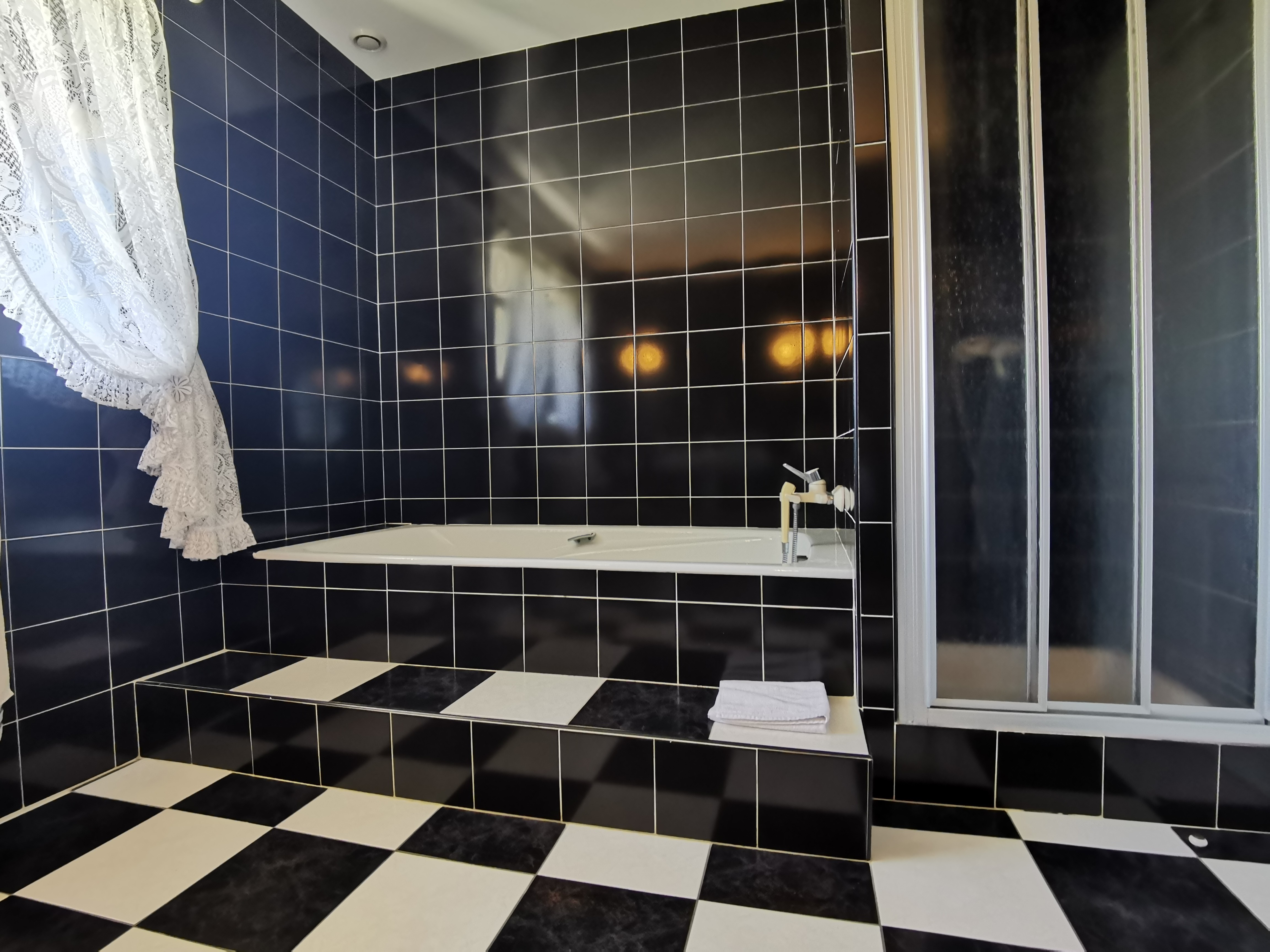 Salle de bain avec douche