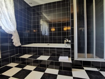 Salle de bain avec douche