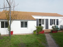 Façade de la maison et son jardin clos