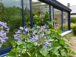 Le jardin d'hiver accessible depuis la terrasse et la cuisine