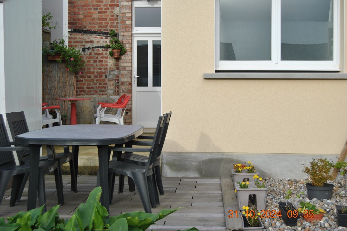 deuxième terrasse extra muros avec vue sur la première terrasse proche de la cuisine