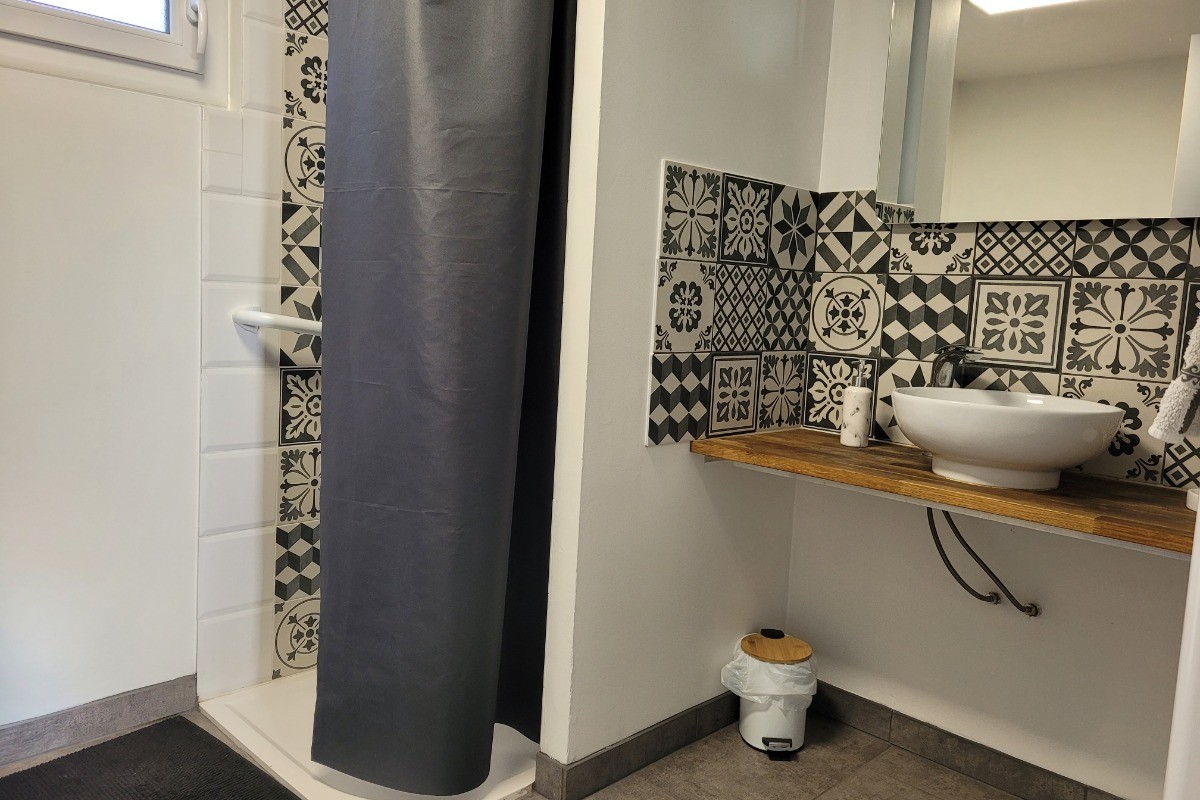 Location de vacances, Clévacances, Kerkohann, la salle d'eau du RDC avec douche et WC