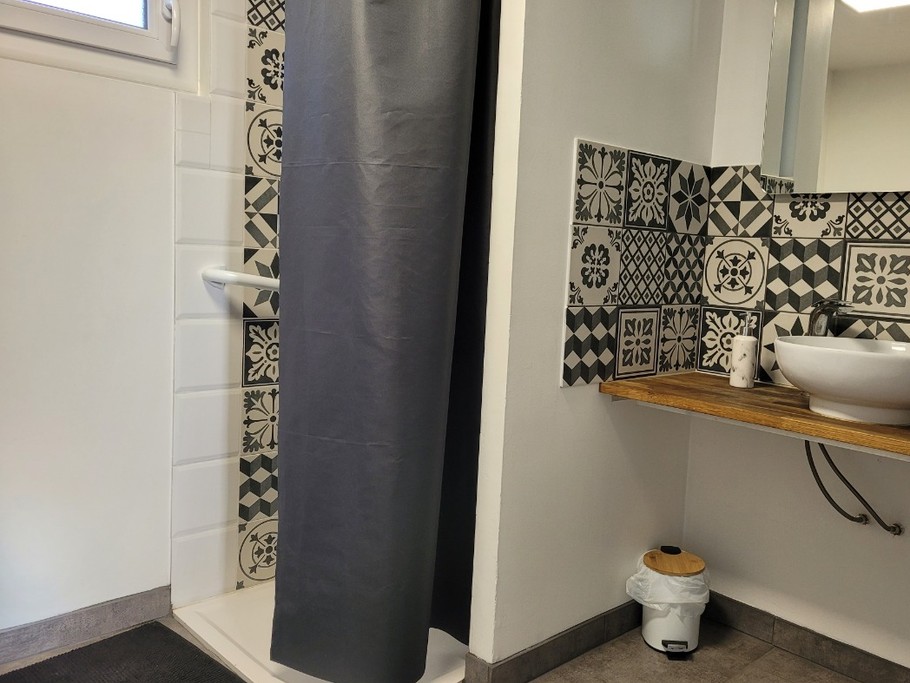 Location de vacances, Clévacances, Kerkohann, la salle d'eau du RDC avec douche et WC