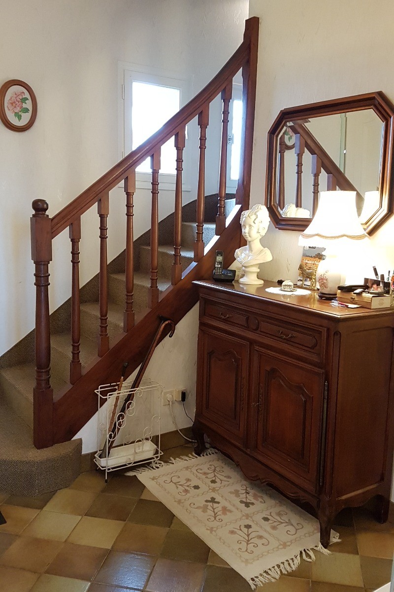 L'entrée de la maison  avec l'escalier menant à la chambre
