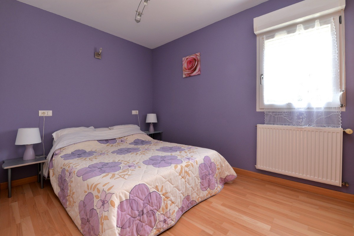 La chambre du rez de chaussé avec son lit de 140 cm.