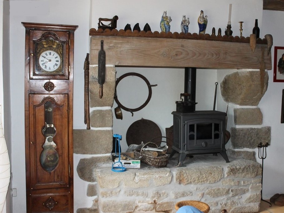 Poêle à bois dans le salon séjour