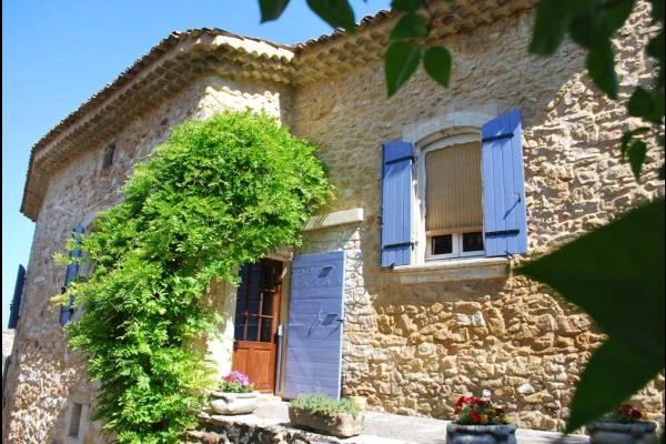 arrivée au gite, façade aux volets bleu