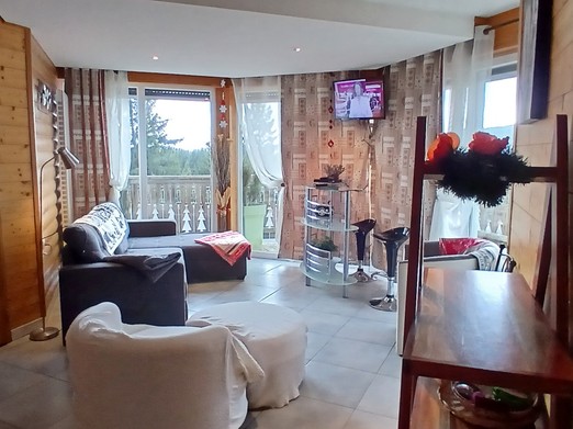 Salon accès terrasse SUD - Gîte Les Coquelicots - Super Besse (Puy de Dôme, 63)