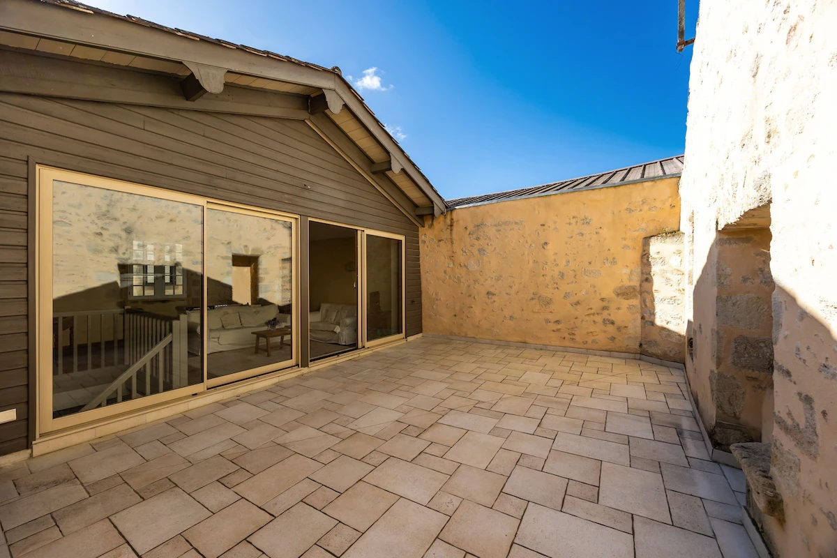 La terrasse privée de 30 m² qui est accessible par le salon