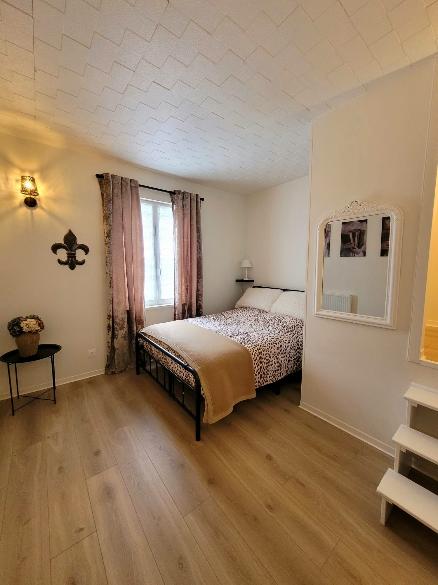 Bedroom 2 floor - Maison des Lyly
