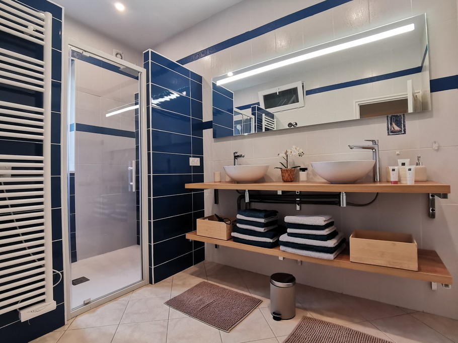 salle d'eau avec 2 portes d'entrée