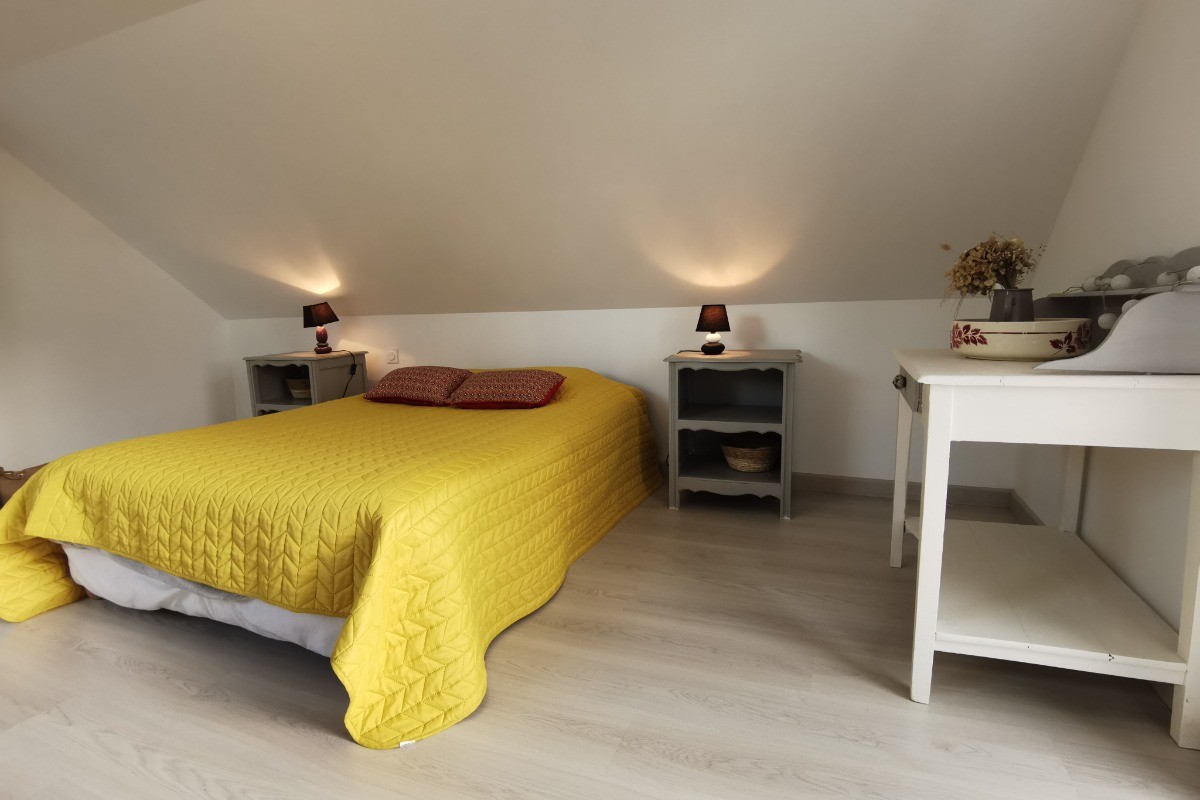 Chambre à l'étage lit 140x190