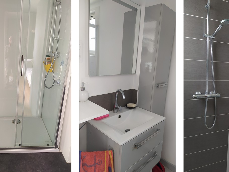 Salle d'eau indépendante au RDC avec douche à l'italienne, meuble vasque et miroir