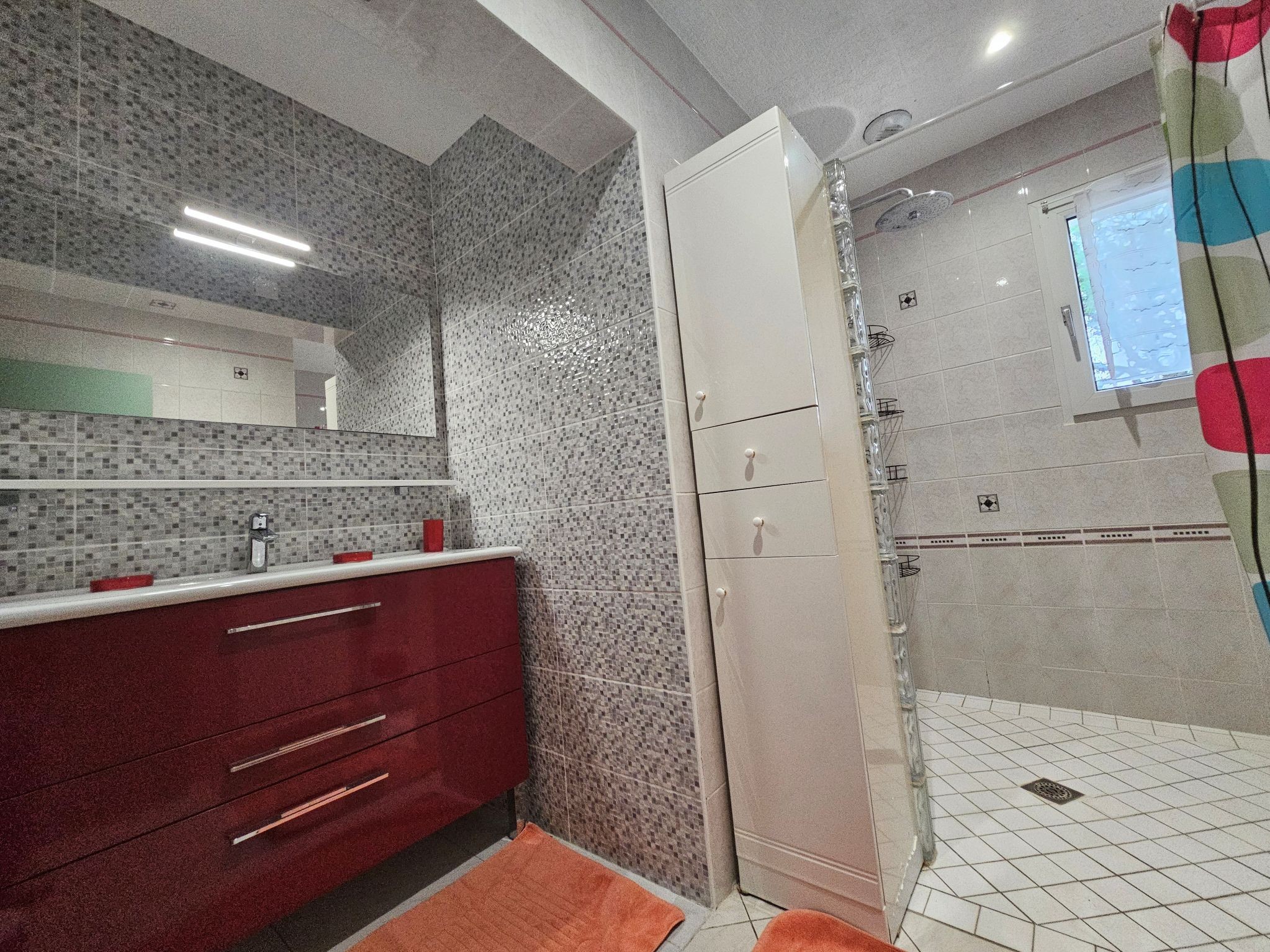 Grande salle d'eau avec douche italienne et double vasque en face de la 1ere chambre