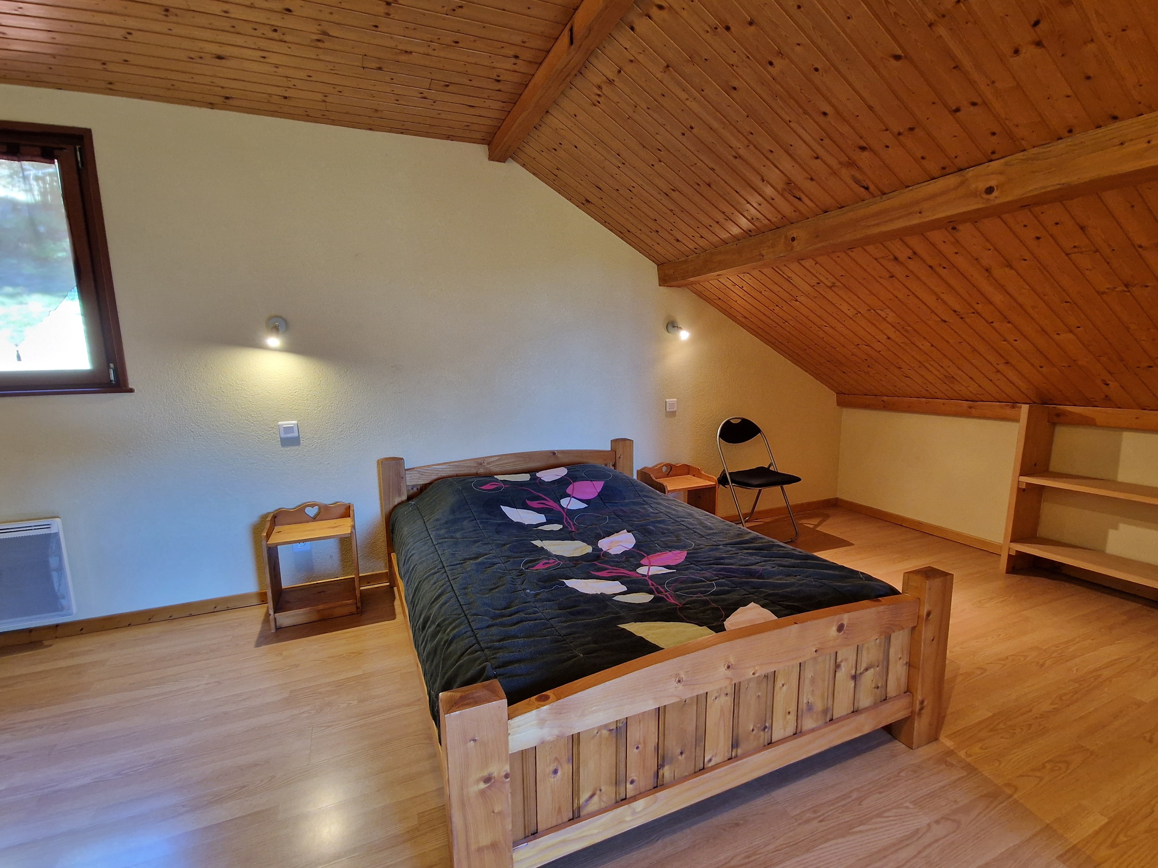 Large upstairs bedroom with a balcony - Gite Gentiane