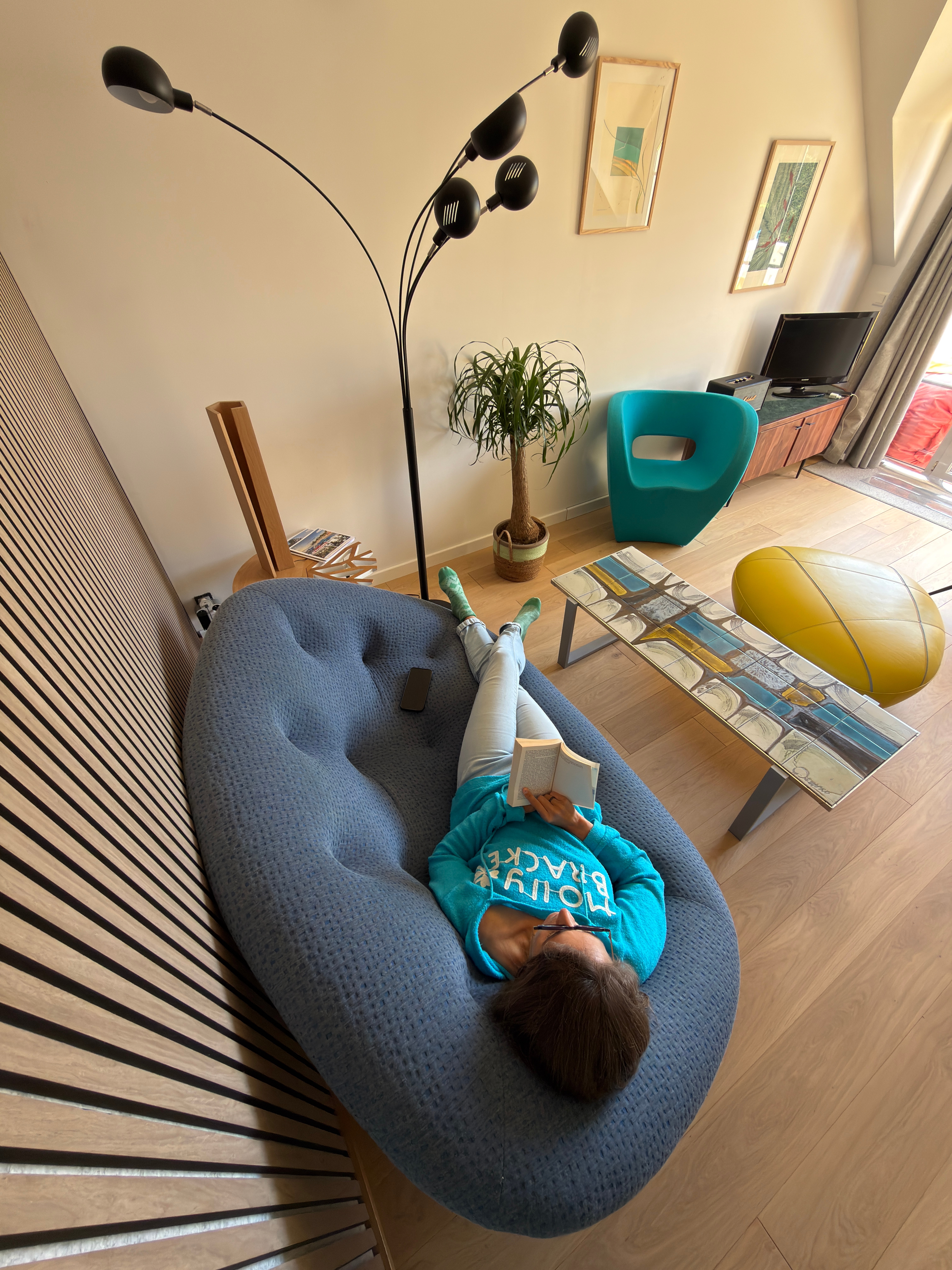 Living room with TV, fibre internet, Marshall loudspeaker, access to balcony with full sea view