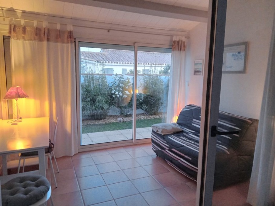 Chambre d'appoint avec coin bureau