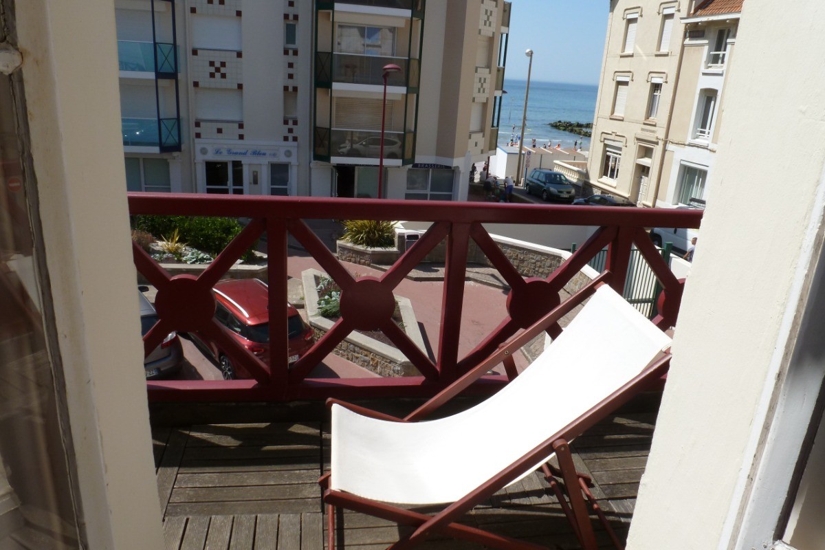Balcon bain de soleil au 1er étage (vue mer avec sur la droite les rochers de la "mare" aux enfants)